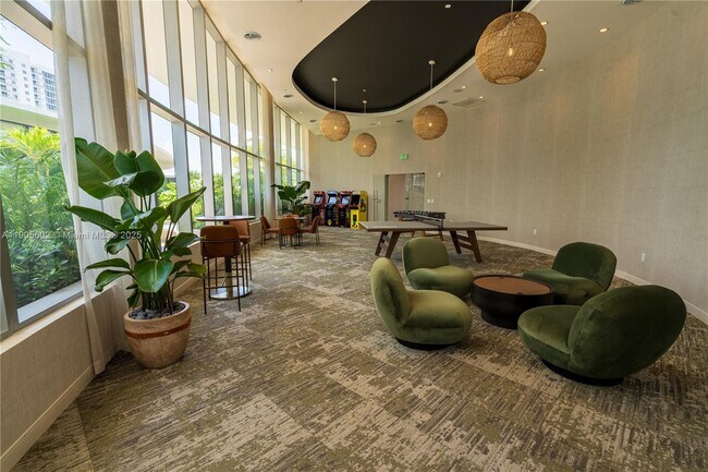 Building Photo - 700 NE 24th St