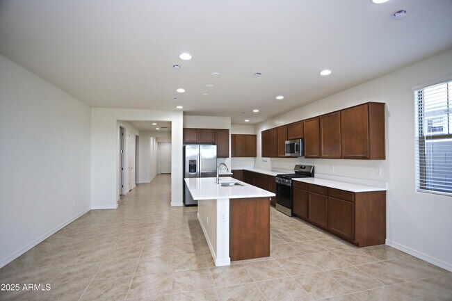 Building Photo - 879 W Finch Dr