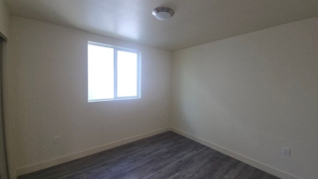 Building Photo - All Bed& Bath at 1st ,2 car Assigned Parking Space at back with access alley,tile &laminate floor...
