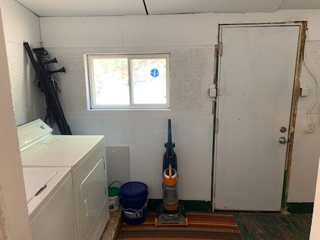 Building Photo - 2 BED with easy access to Downtown!