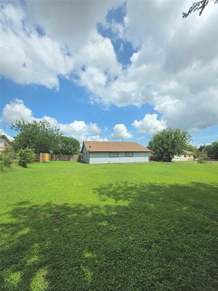 Building Photo - 15208 Spring Hill Ln