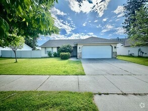 Building Photo - 3 bedroom home with expansive fenced backy...