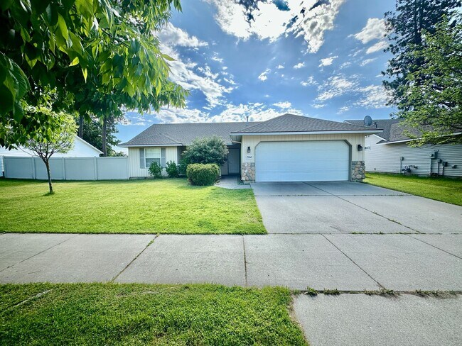 Primary Photo - 3 bedroom home with expansive fenced backy...