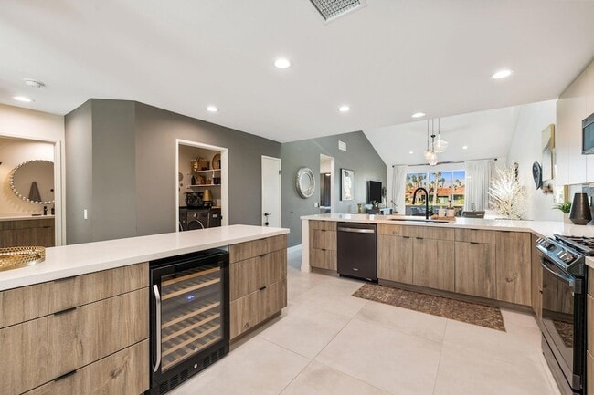 Building Photo - 76658 Daffodil Dr