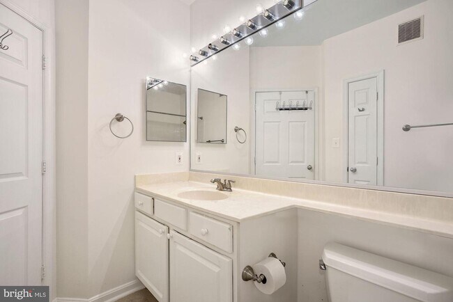 Building Photo - 4139 Fountainside Ln