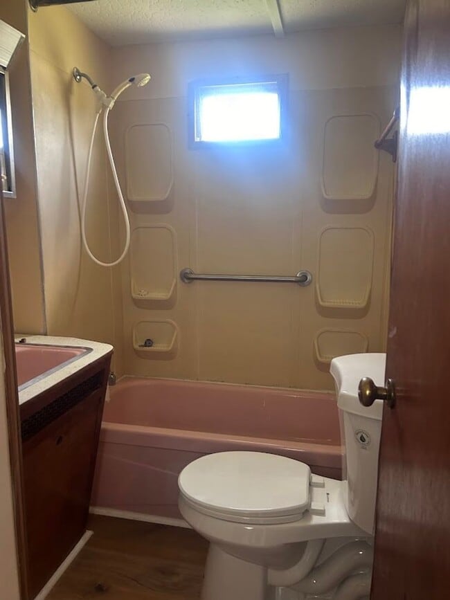 Building Photo - Charming 1 Bedroom