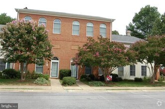 Building Photo - Beautiful Townhouse in La Plata!