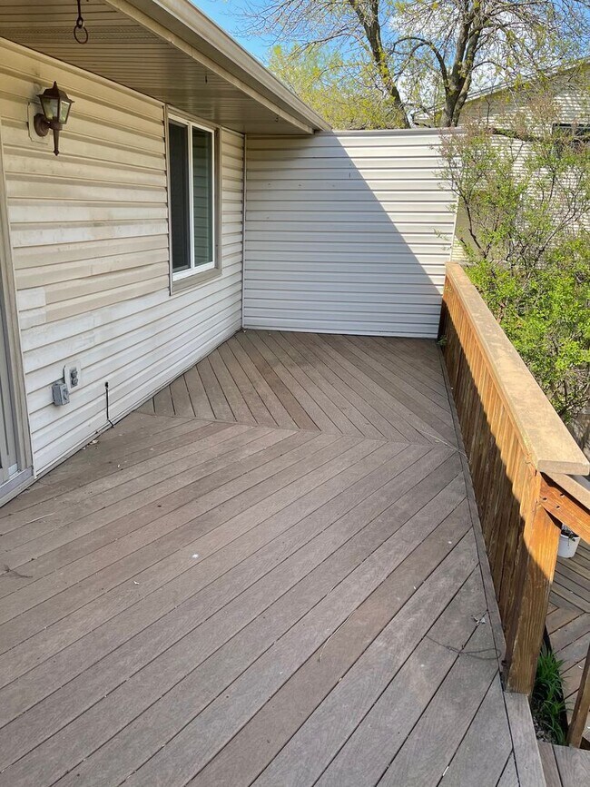 Building Photo - Beautiful, Updated 3Bed+Office/Den, 2Bath Twinhome in Plymouth- Available Now!