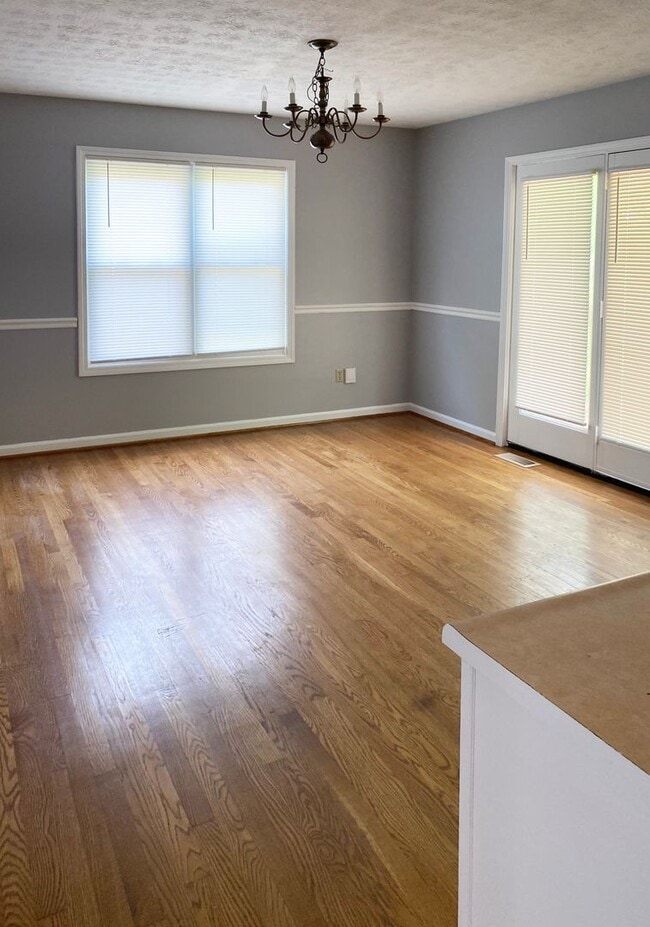 Building Photo - Attractive 3 BR, 2 Bath Home! Attached Garage, Fenced Backyard, Pets Ok!