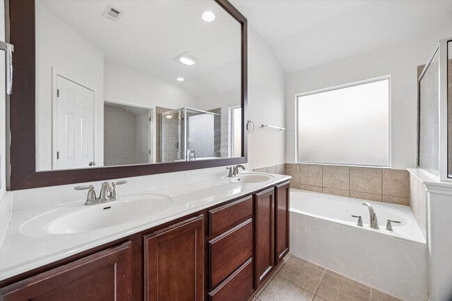 Building Photo - Newly Renovated Single-Story Home