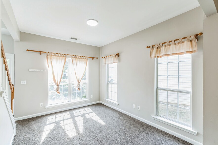 Building Photo - 2453 Lakebrooke Dr