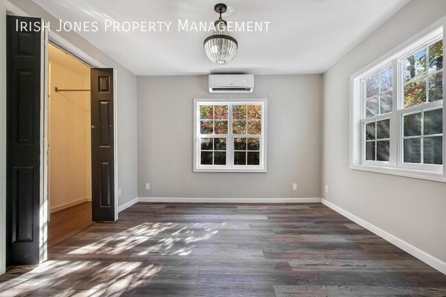 Building Photo - 5875 Lakeview Terrace