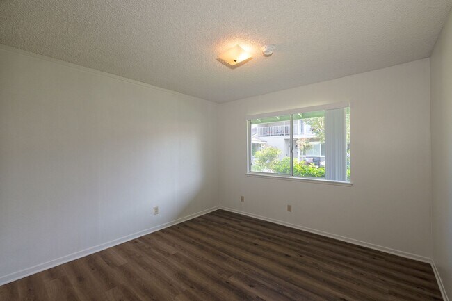 Building Photo - 173 W Elfin Green