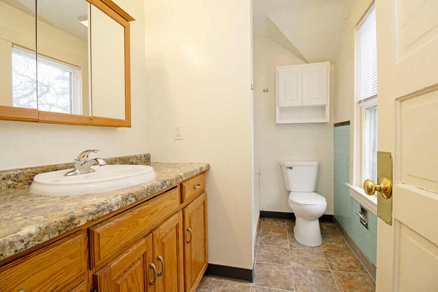 Building Photo - 612 7th Ave S