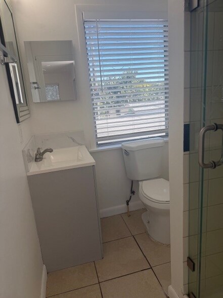 Building Photo - 820 S L St