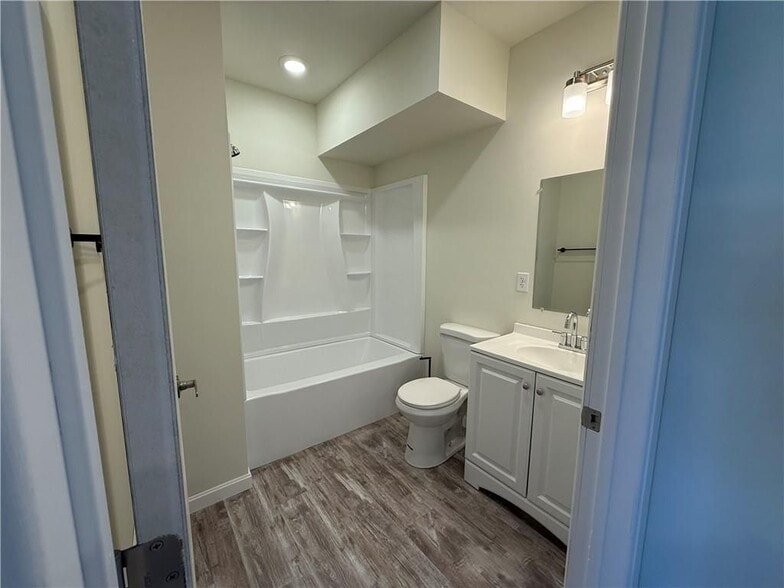 Building Photo - 327 Pine St