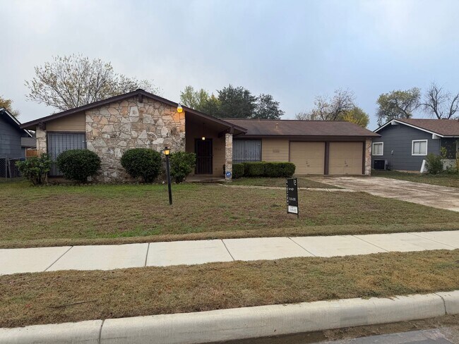 Building Photo - Lovely Single Story 3 Bedroom 2 Bath w/ easy access to Lackland AFB, Sea World, & Shopping
