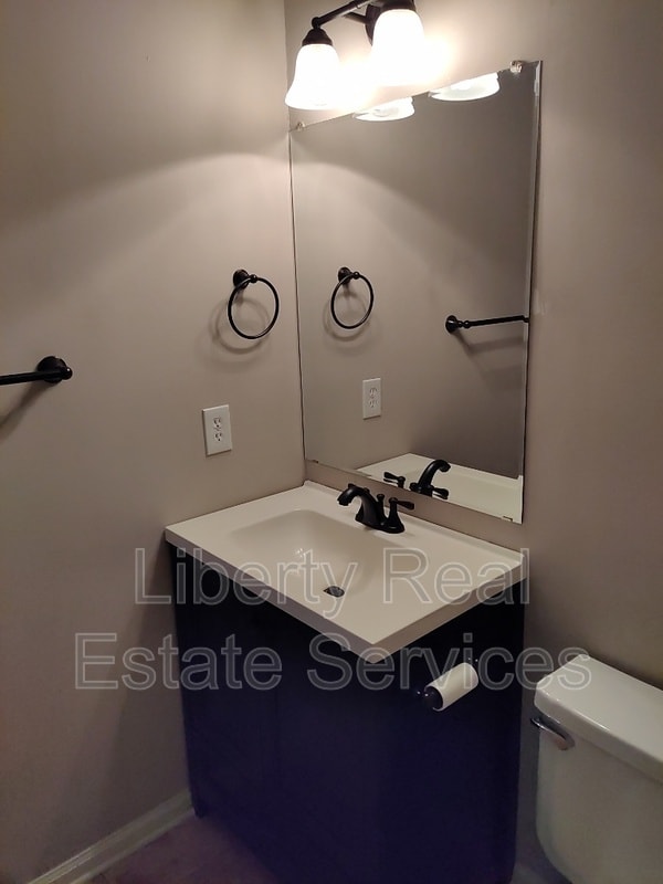 Building Photo - 734 Robin Hood Dr