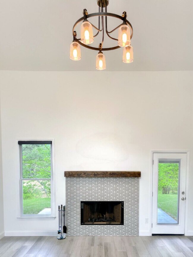 Building Photo - Newer Construction Farmhouse Style Home!