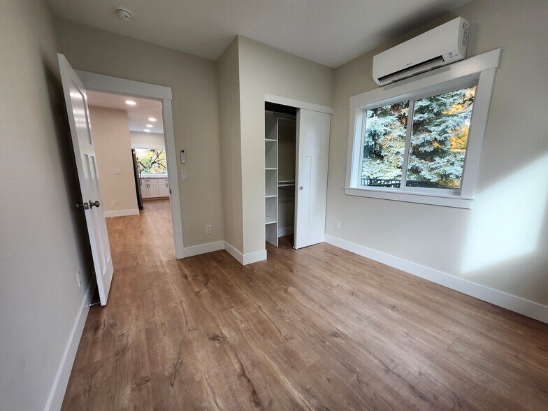 Building Photo - 4905 SE Harney Dr