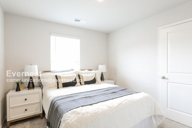 Building Photo - Lovely 3 Bed, 2.5 Bath Home with Modern Am...