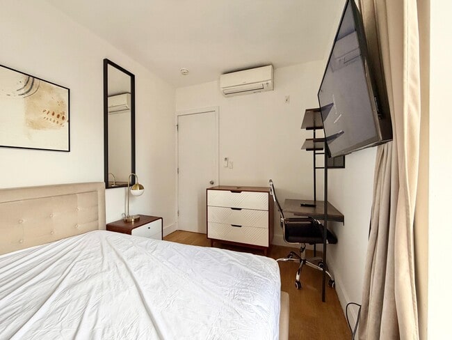 Building Photo - 1694 Park Ave