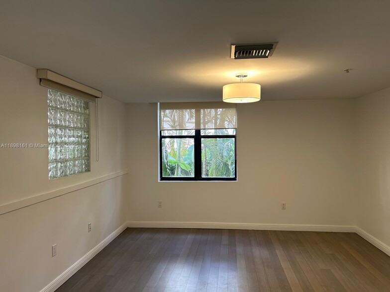 Building Photo - 888 S Douglas Rd