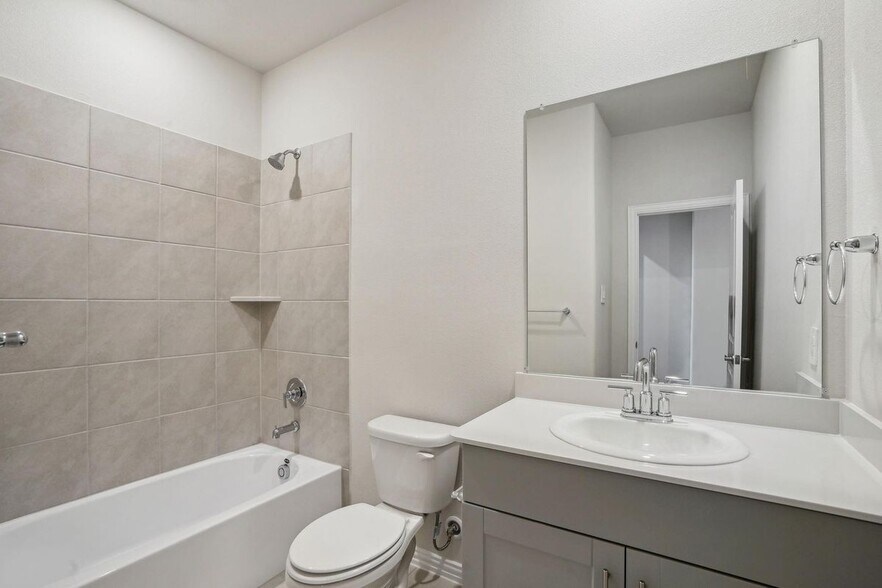 Building Photo - 115 Greenbriar Dr
