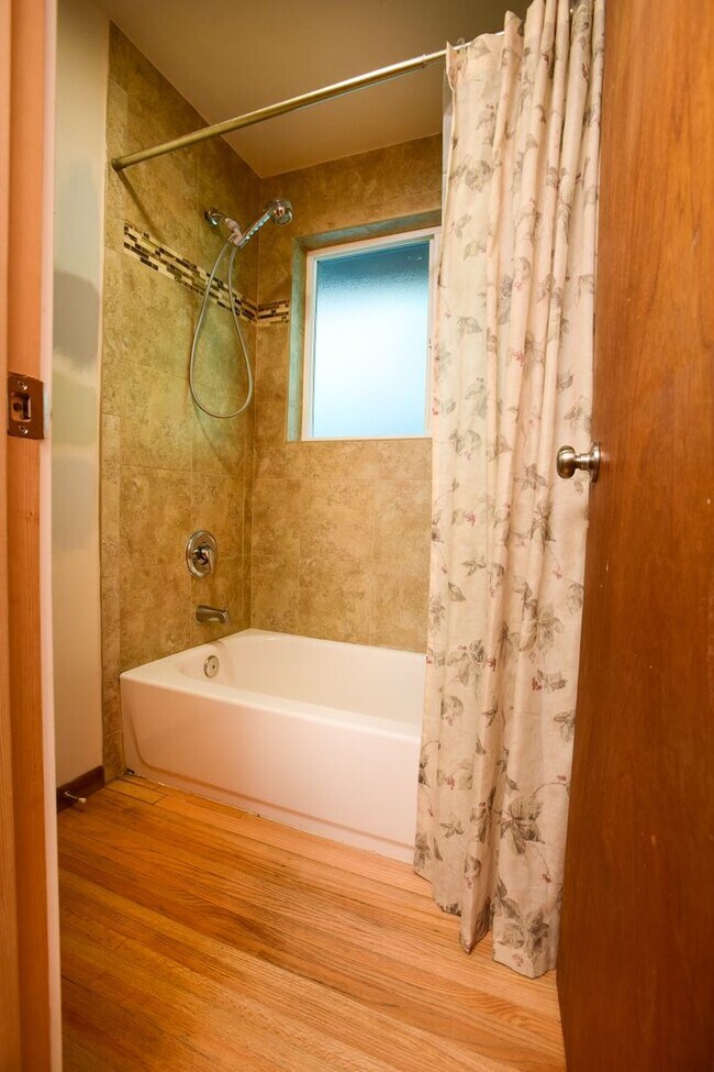 Building Photo - Beautiful 4 bedroom plus office home in Ballard