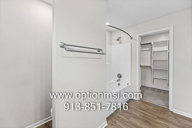 Building Photo - Beautifully Updated Liberty Home in a Prime Location!