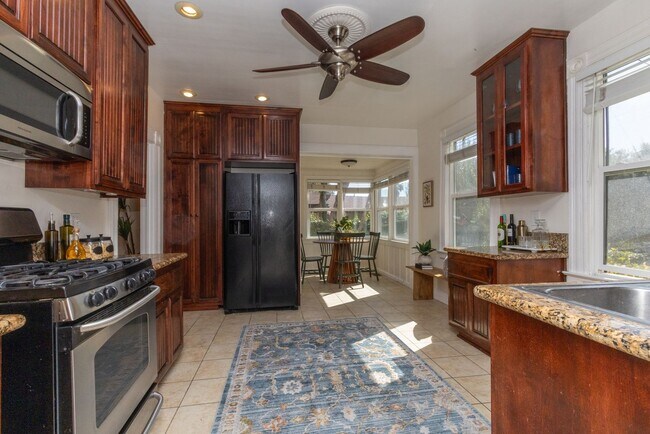 Building Photo - 703 Manzanita Ave