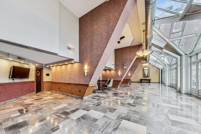 Building Photo - 111 E Chestnut St