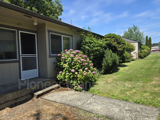 Primary Photo - 807 NE Alameda Ave