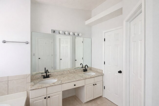 Building Photo - Beautiful backyard