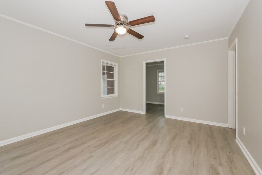 Building Photo - 3215 Commodore Dr