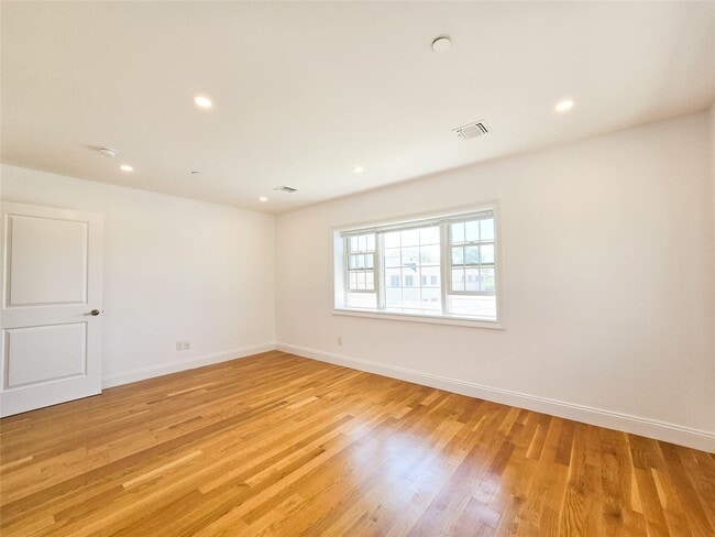 Building Photo - 16-10 150th Pl