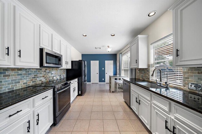 Building Photo - 3607 Chesapeake Ct