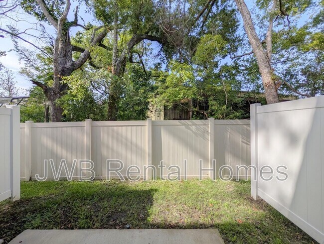 Building Photo - 5934 Sharon Lake Dr