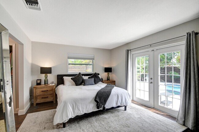 Building Photo - 702 Grove St