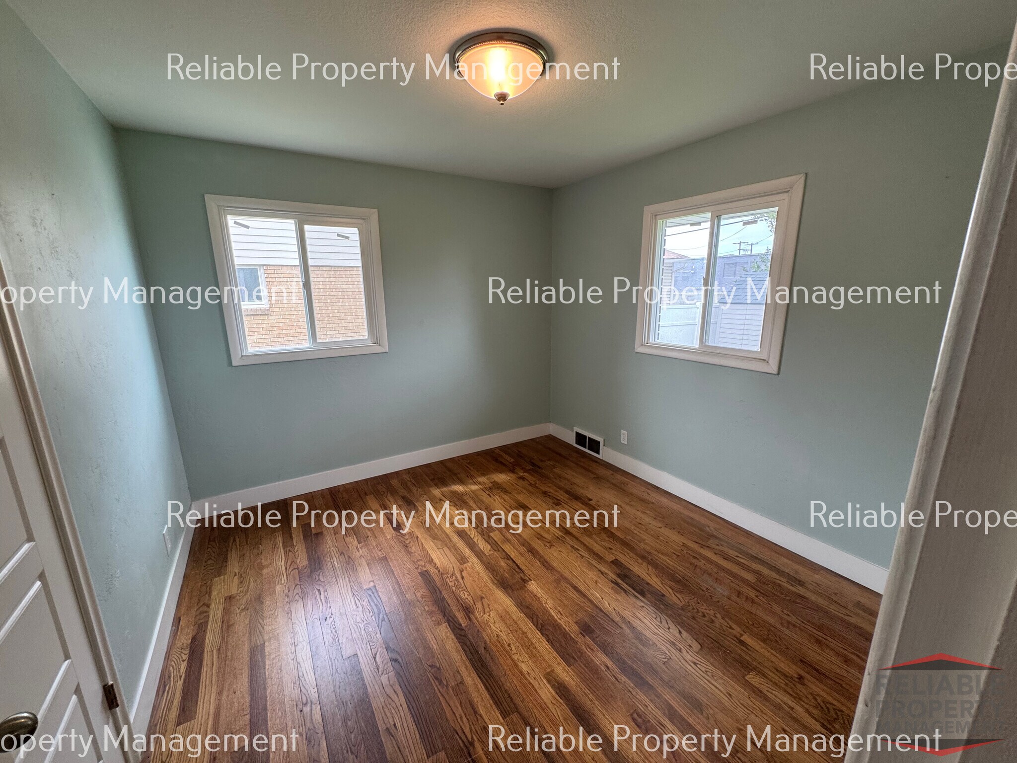 Building Photo - 160 Ronglyn Ave