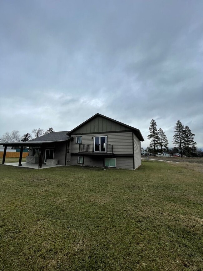 Building Photo - Beautiful Pet Friendly Home