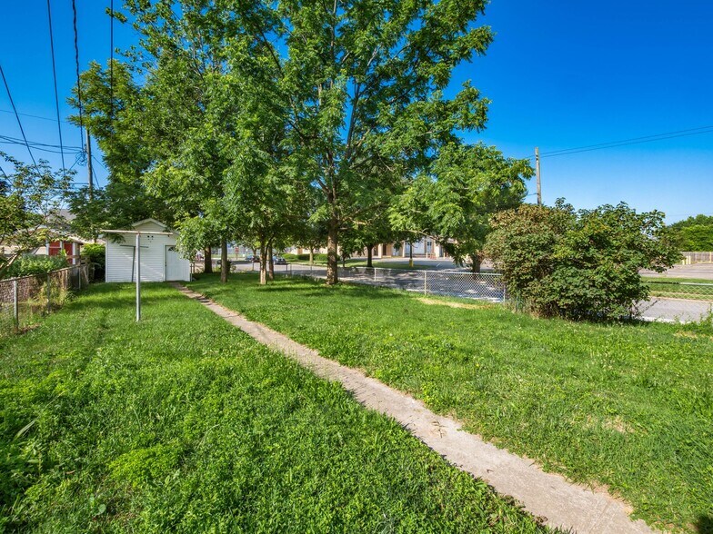 Building Photo - 211 E Jenkins Ave