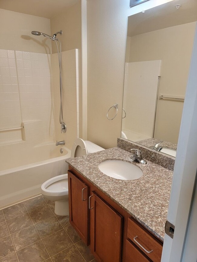 Building Photo - Adorable 3 bedroom 2 bath Condo