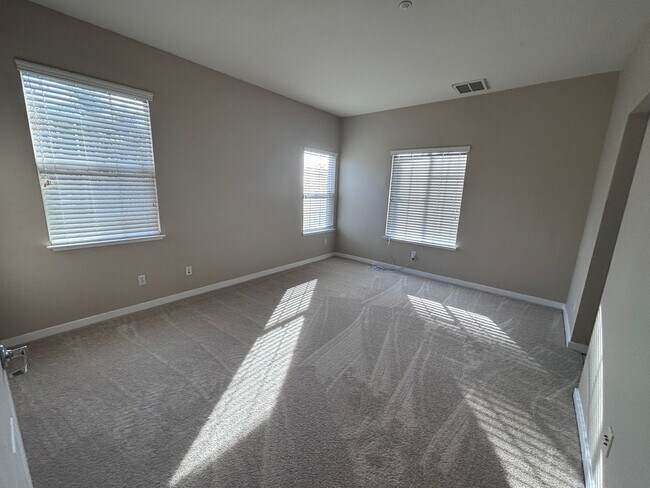 Building Photo - Willow Glen- Beautiful corner unit townhome with a private backyard