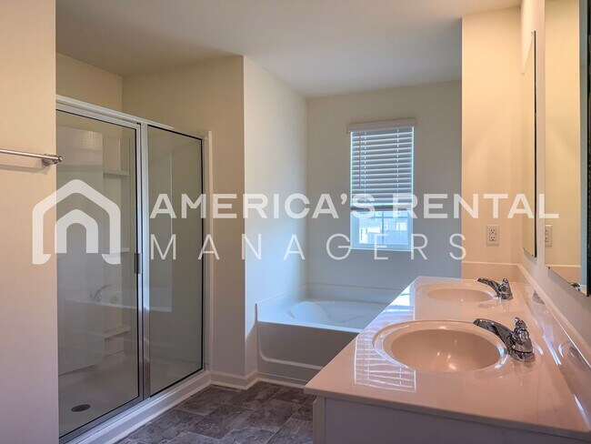 Building Photo - Move-in Special! Beautiful 5 Bed, 2 Bath h...