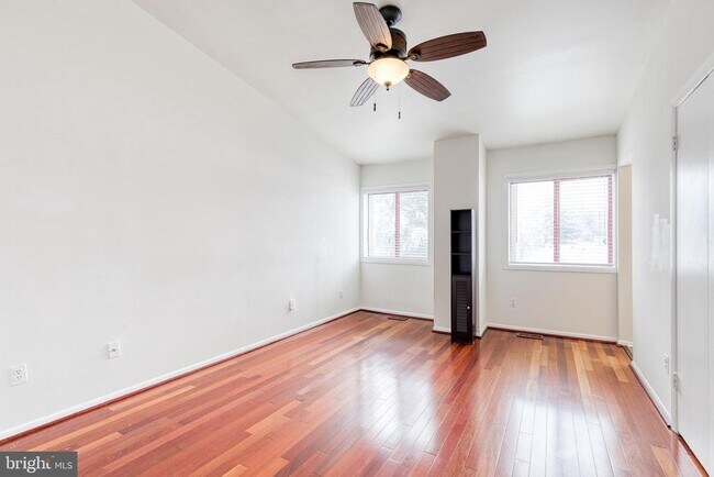 Building Photo - 8008 Valley Manor Rd