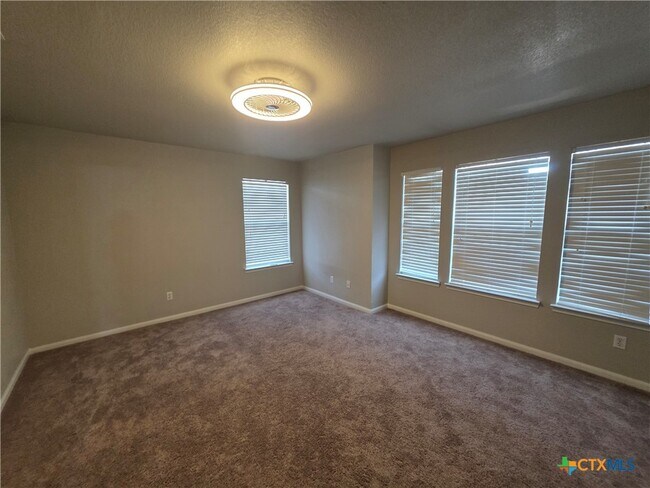 Building Photo - 423 Wrought Iron Dr