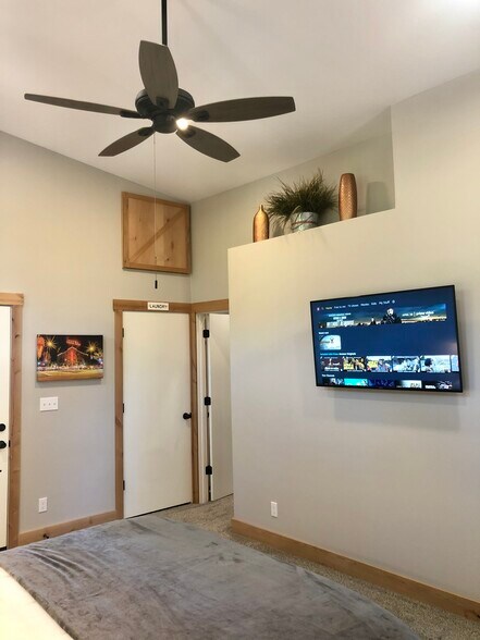 Building Photo - 1635 W University Heights Dr N