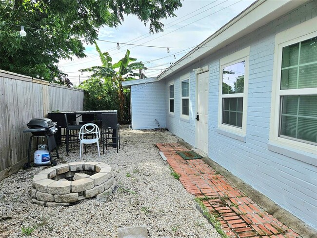 Building Photo - 4514 W Bayshore Dr