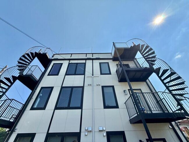 Building Photo - 755 Columbia Rd NW
